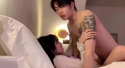 娇小妹子受不了体育生男友暴力打桩苦苦哀求不要了