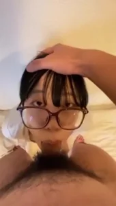 超美眼镜嫩妹情侣私拍_被大屌男友驯化调教