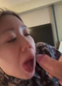 风韵犹存的人妻吃大鸡