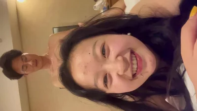 性瘾极大的骚母狗约到帅气小哥被操高潮开心的笑了