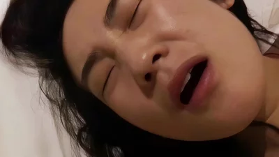 “再快点，我马上要来了”反差女友的真实高潮表情淫荡