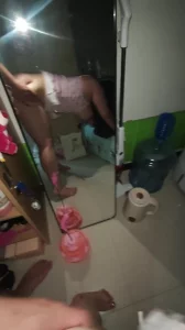 巨乳女大镜前挨操