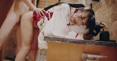 日式情趣双马尾和服小萌妹！完美臀腰比人小屁股大被按在洗脸盆上干到潮喷