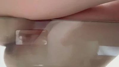 网调性欲母狗～透过玻璃也能看到肥美粉嫩的淫穴