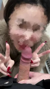 [原创]推上认识的小美女来找我面基了挺自来熟的比着耶说终于吃上鸡巴了