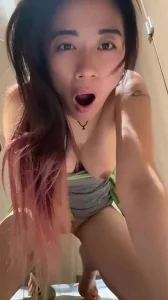 调教骚少妇在公厕自慰露出