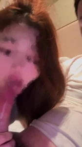 [原创]商场里某创认识的有男朋友的化妆品女导购疯狂舔肉棒看来平时没少帮男朋