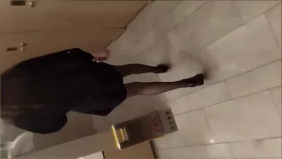 勾搭巨乳气质美女老板，奶子坚挺圆润，购物中心厕所操逼