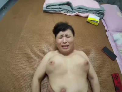 第一视角带入体验打桩兄弟的大奶子老骚妈，体制内的鸡吧套子，直接内射